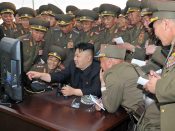 De Noord-Koreaanse leider Kim Jong-un geflankeerd door militairen. Foto: NKnews