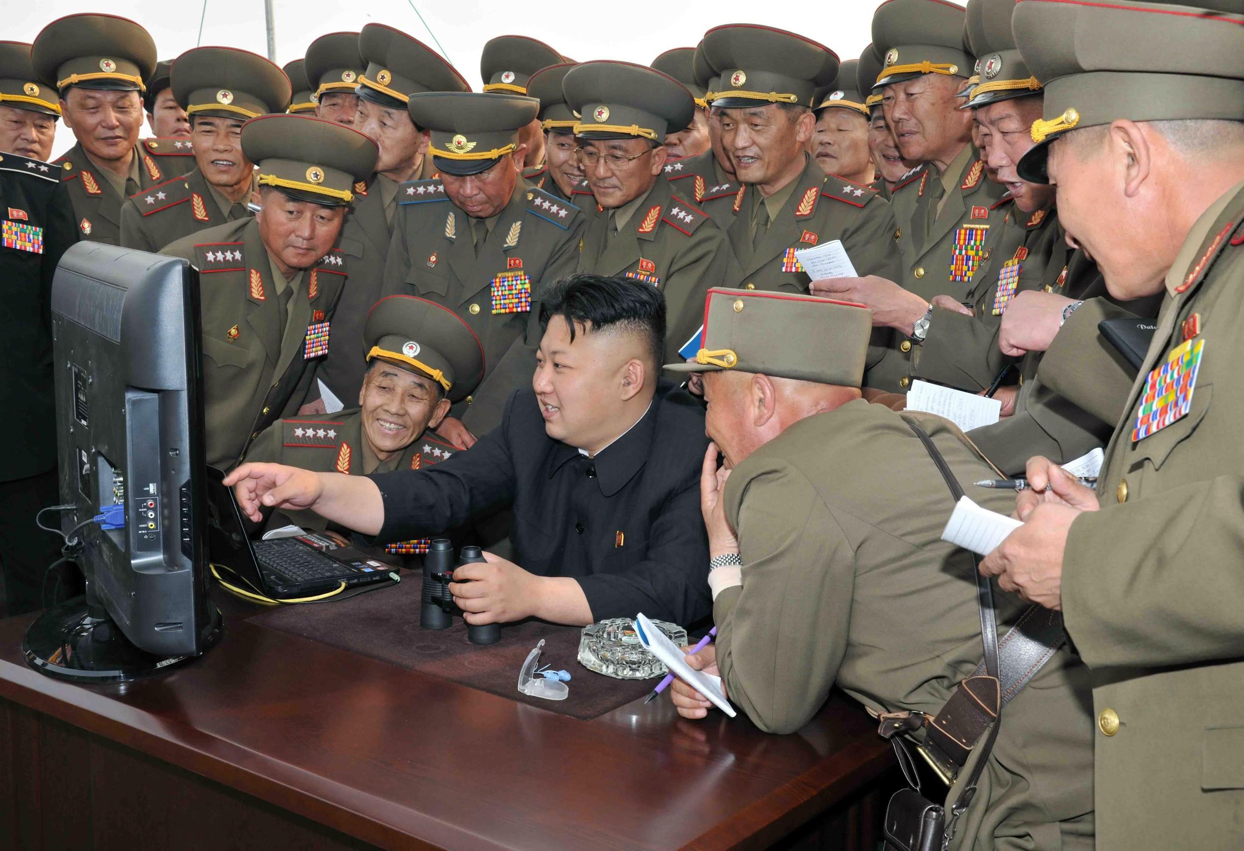 De Noord-Koreaanse leider Kim Jong-un geflankeerd door militairen. Foto: NKnews