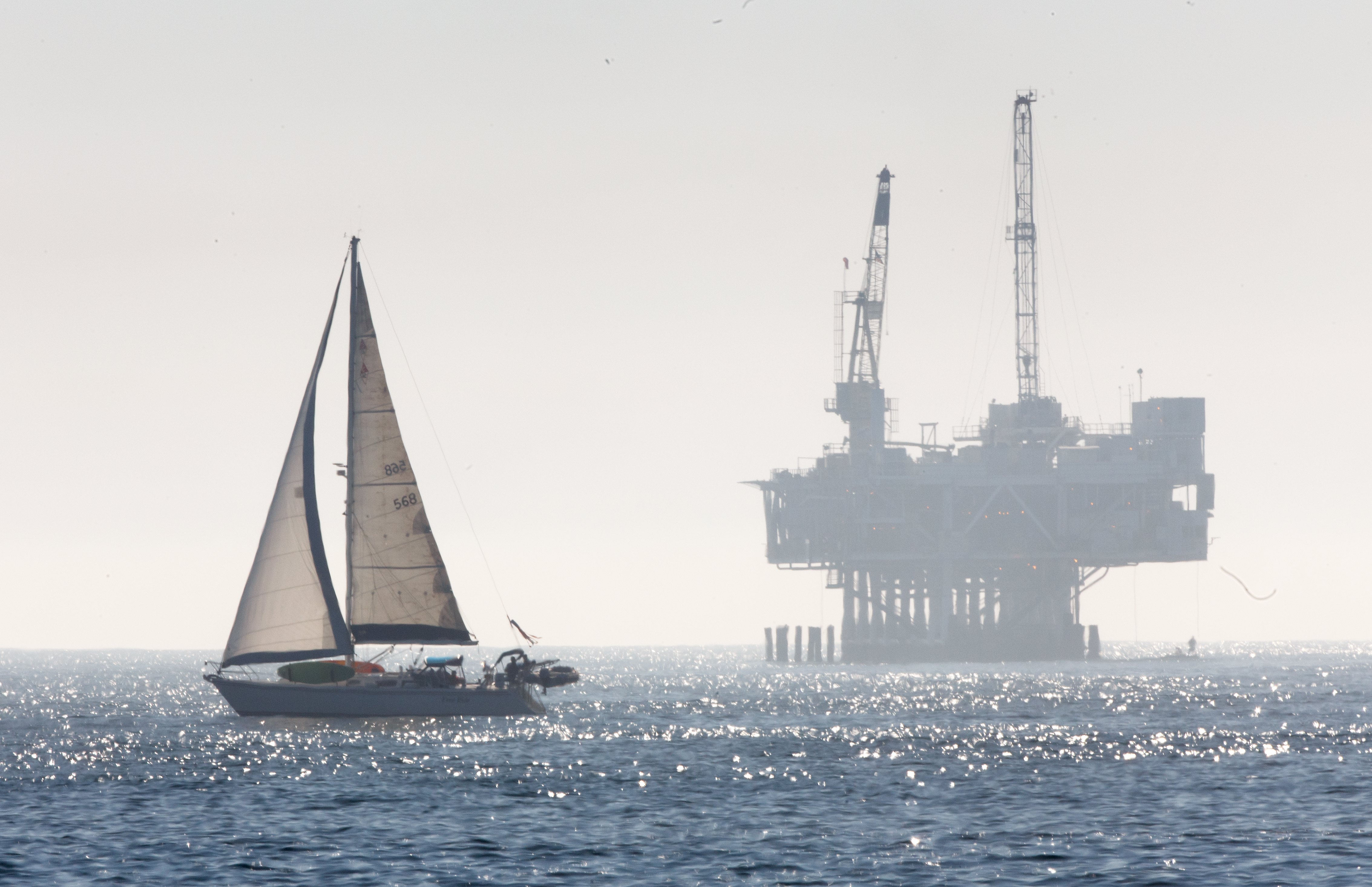 2018-01-04 13:34:03 epa06417398 An oil drilling rig is seen off the Pacific Ocean coastline EPA/EUGENE GARCIA