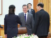 2018-02-10 14:39:34 epa06510319 South Korean President Moon Jae-in (C) shakes hands with Kim Yo-jong, the sister of North Korean leader Kim Jong-un, ahead of a meeting at Cheong Wa Dae in Seoul, South Korea, on 10 February 2018. EPA/YONHAP SOUTH KOREA OUT