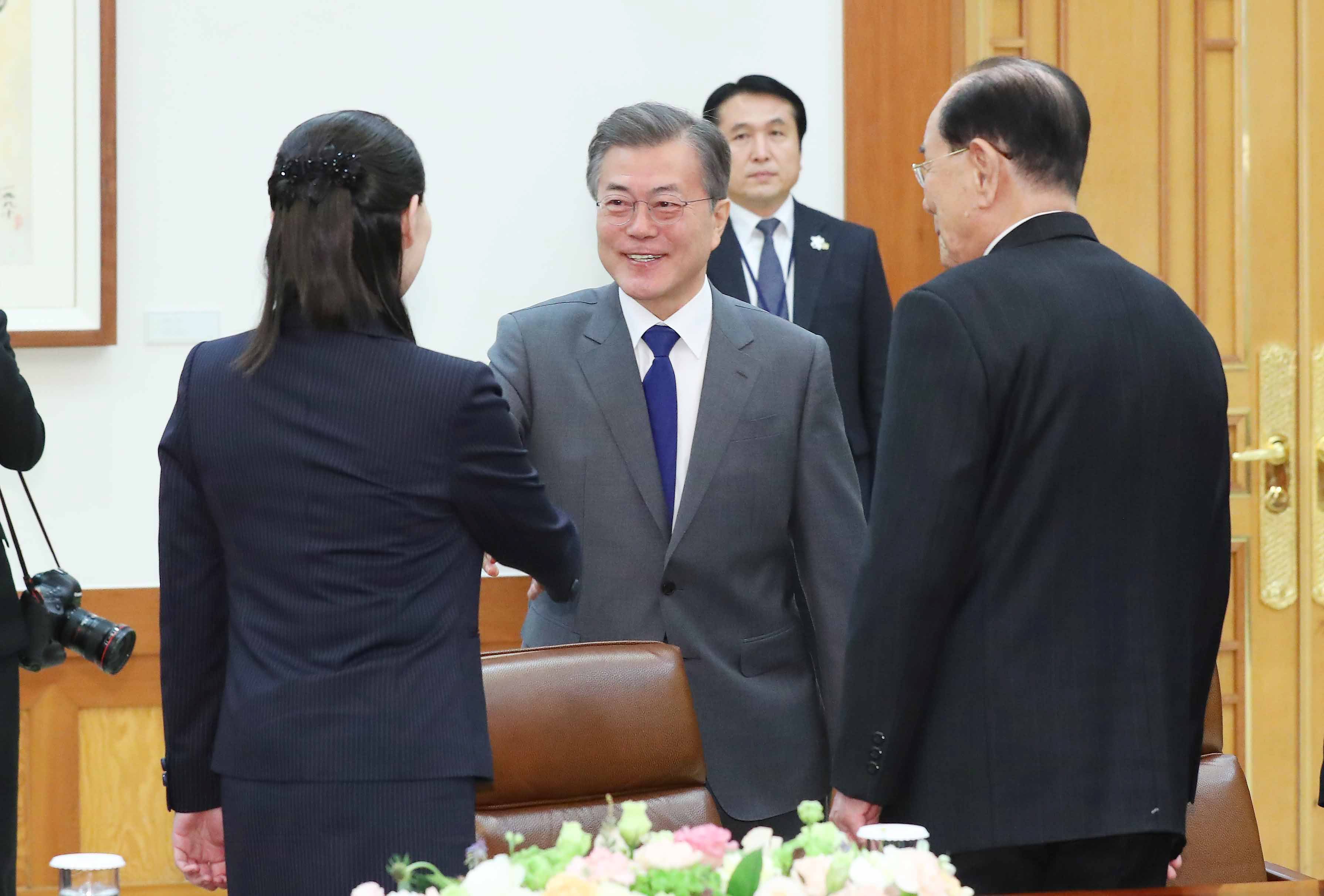 2018-02-10 14:39:34 epa06510319 South Korean President Moon Jae-in (C) shakes hands with Kim Yo-jong, the sister of North Korean leader Kim Jong-un, ahead of a meeting at Cheong Wa Dae in Seoul, South Korea, on 10 February 2018. EPA/YONHAP SOUTH KOREA OUT