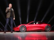 Elon Musk, baas van zowel Tesla als SpaceX toont zijn Tesla Roadster die een ruimtereis gaat maken. Foto: EPA