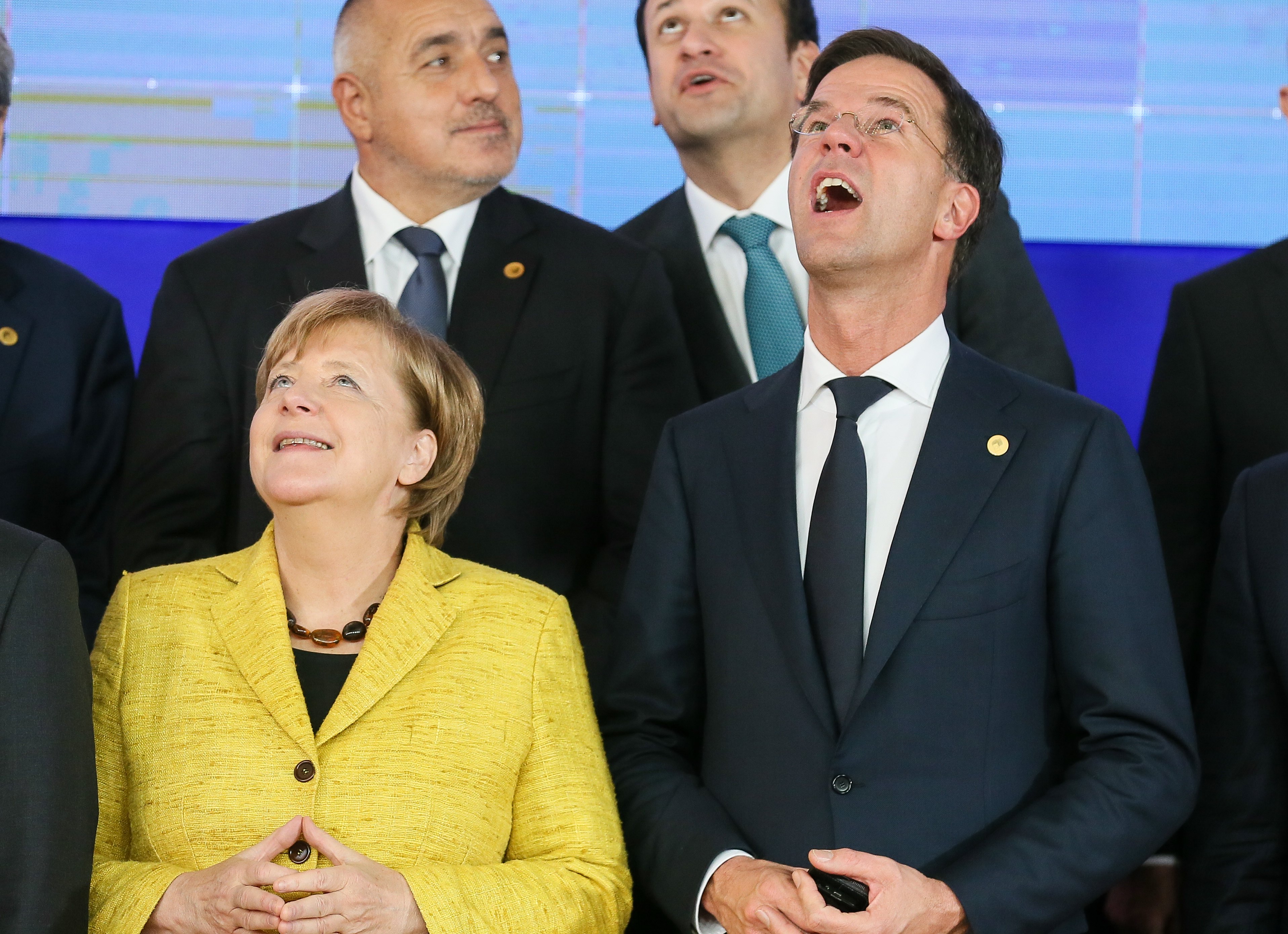 Rutte, Merkel. inkomen, premier, bondskanselier