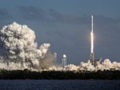 De Falcon Heavy van SpaceX - met een Tesla Roadster aan boord - vertrekt succesvol voor een testvlucht. Foto: EPA