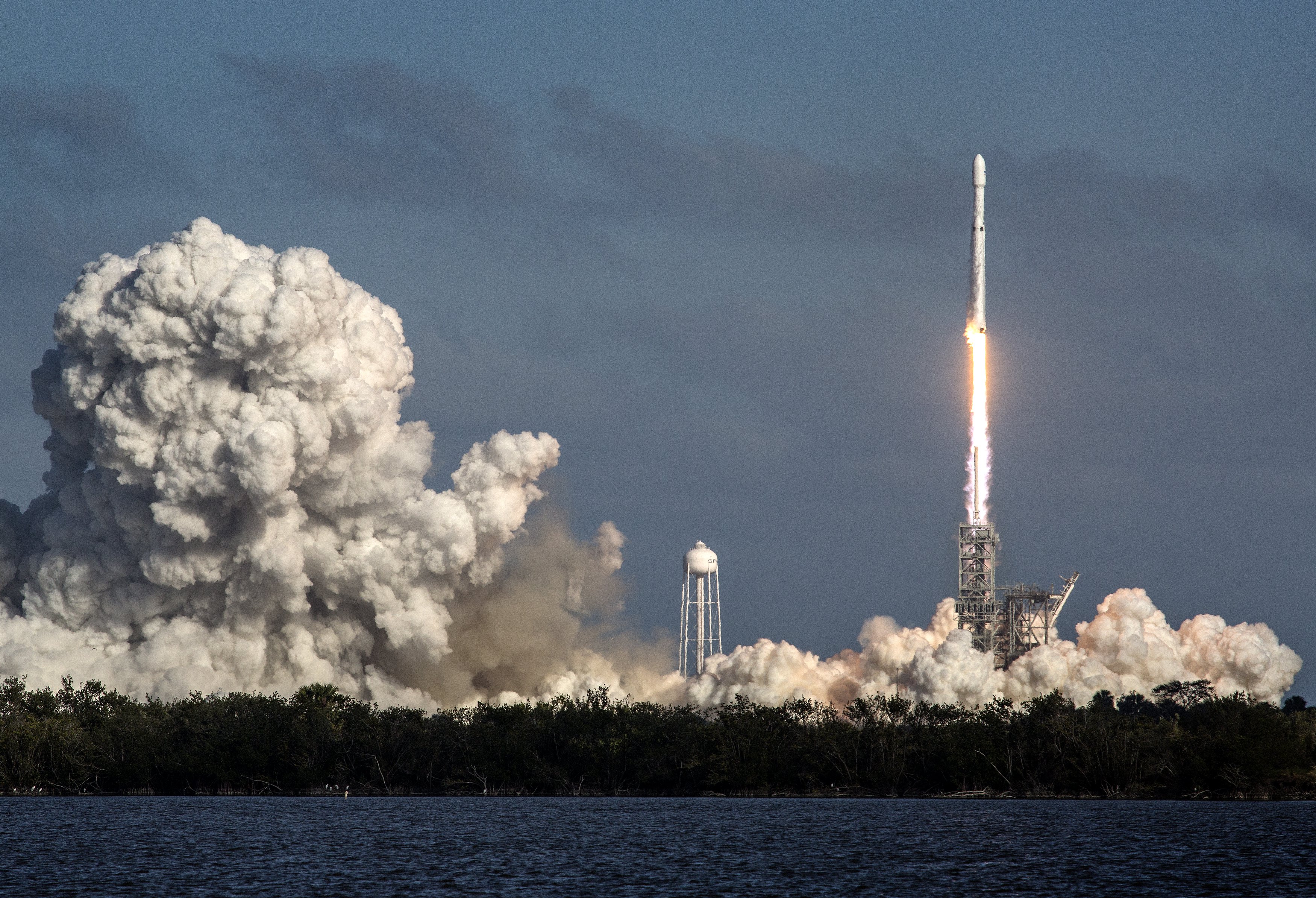 De Falcon Heavy van SpaceX - met een Tesla Roadster aan boord - vertrekt succesvol voor een testvlucht. Foto: EPA