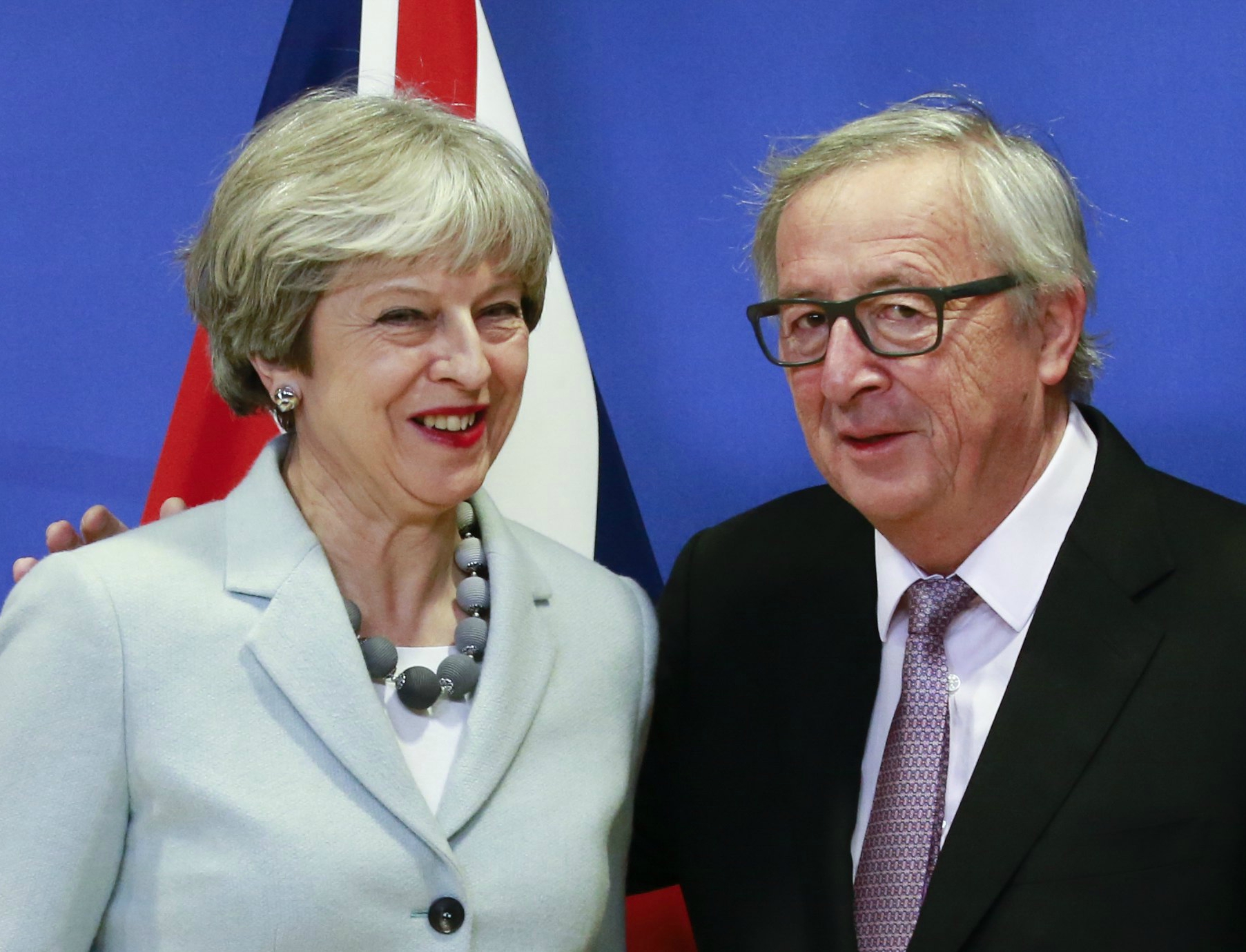 De Britse premier Theresa May en Jean-Claude Juncker, voorzitter van de Europese Commissie.