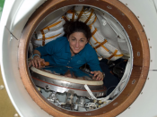 Astronaout Nicole Stott aan boord van een Sojoez-capsule. Foto: NASA