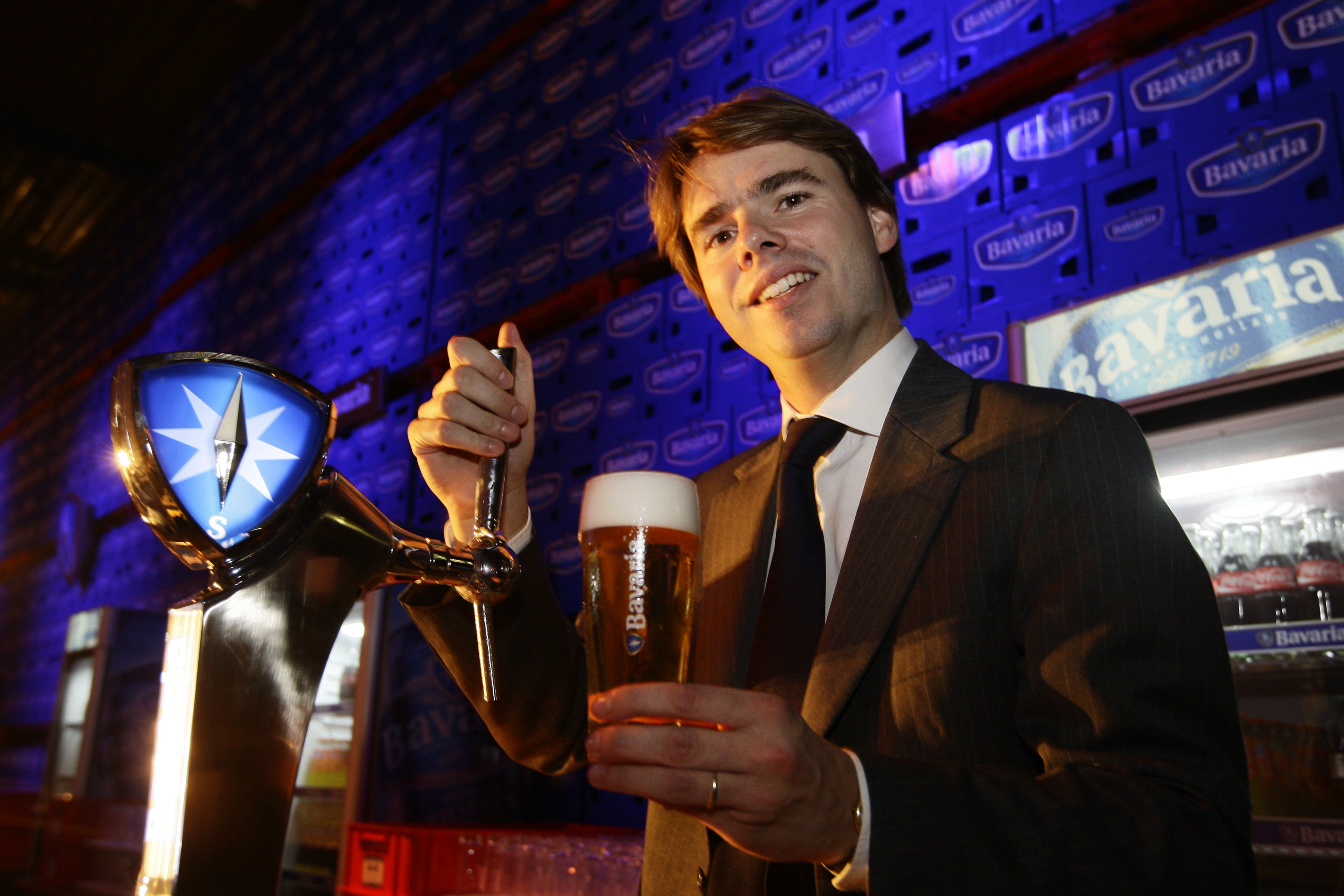 Bavaria directeur Peer Swinkels tapt maandag in Lieshout een biertje uit een biertap met daarop het nieuwe logo van het biermerk. De nieuwe huisstijl verschijnt vanaf maandag in een keer op de kratjes, flessen, blikken en vaatjes maar binnen drie maanden ook bijvoorbeeld op de tap, glazen en uithangborden in de horeca. De directie van Bavaria geeft maandag hierover een persconferentie in de Bavaria brouwerij in Lieshout. ANP VINCENT JANNINK
