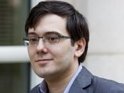 2017-08-02 09:04:22 epa06121189 Martin Shkreli, former chief executive of Turing Pharmaceuticals, arrives to the United States federal courthouse for another day of jury deliberations in his trial in Brooklyn, New York, USA, 02 August 2017. Shkreli is accused of allegedly defrauding potential investors at his former drug company, Retrophin Inc. EPA/JUSTIN LANE