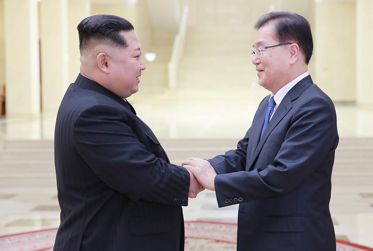 2018-03-05 07:51:17 epa06583696 A handout photo made available by the South Korean Presidential Office Cheong Wa Dae shows North Korean leader Kim Jong-un (L) shaking hands with Chung Eui-yong (R), the head of the South Korean presidential National Security Office, prior their meeting at Kobangsan Guesthouse in Pyongyang, North Korea, 05 March 2018 (issued 06 March 2018). The ten-member South Korean delegation, led by Chung, met North Korean leader Kim Jong-un on the same day after arriving in the North Korean capital on a mission to broker denuclearization talks between the North and the United States. EPA/SOUTH KOREAN PRESIDENTIAL OFFICE HANDOUT HANDOUT EDITORIAL USE ONLY/NO SALES