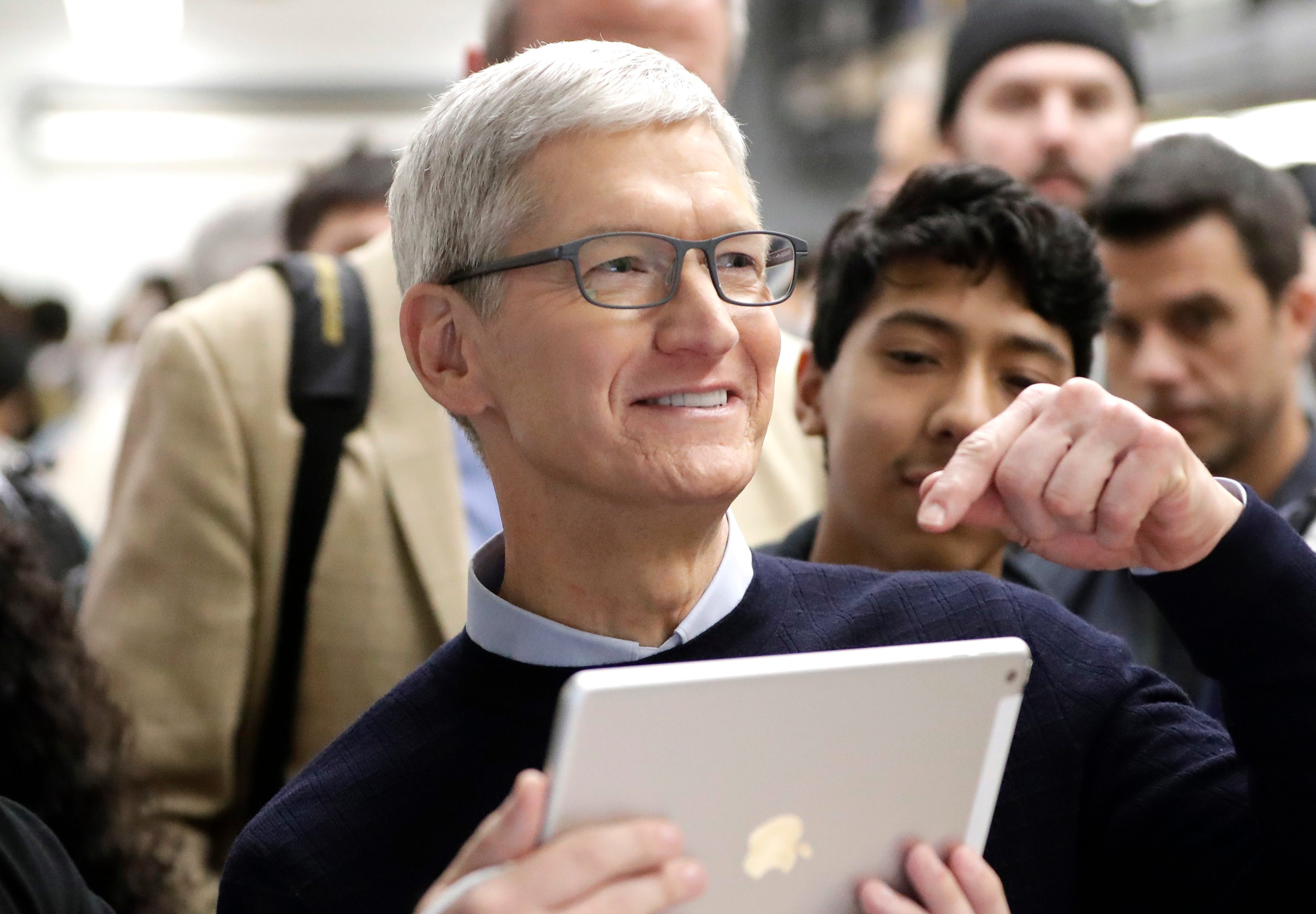 apple tim cook siri google ai-expert john giannandrea