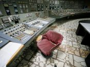 In het onaangeraakte controlecentrum van van de derde reactor van Tsjernobyl.