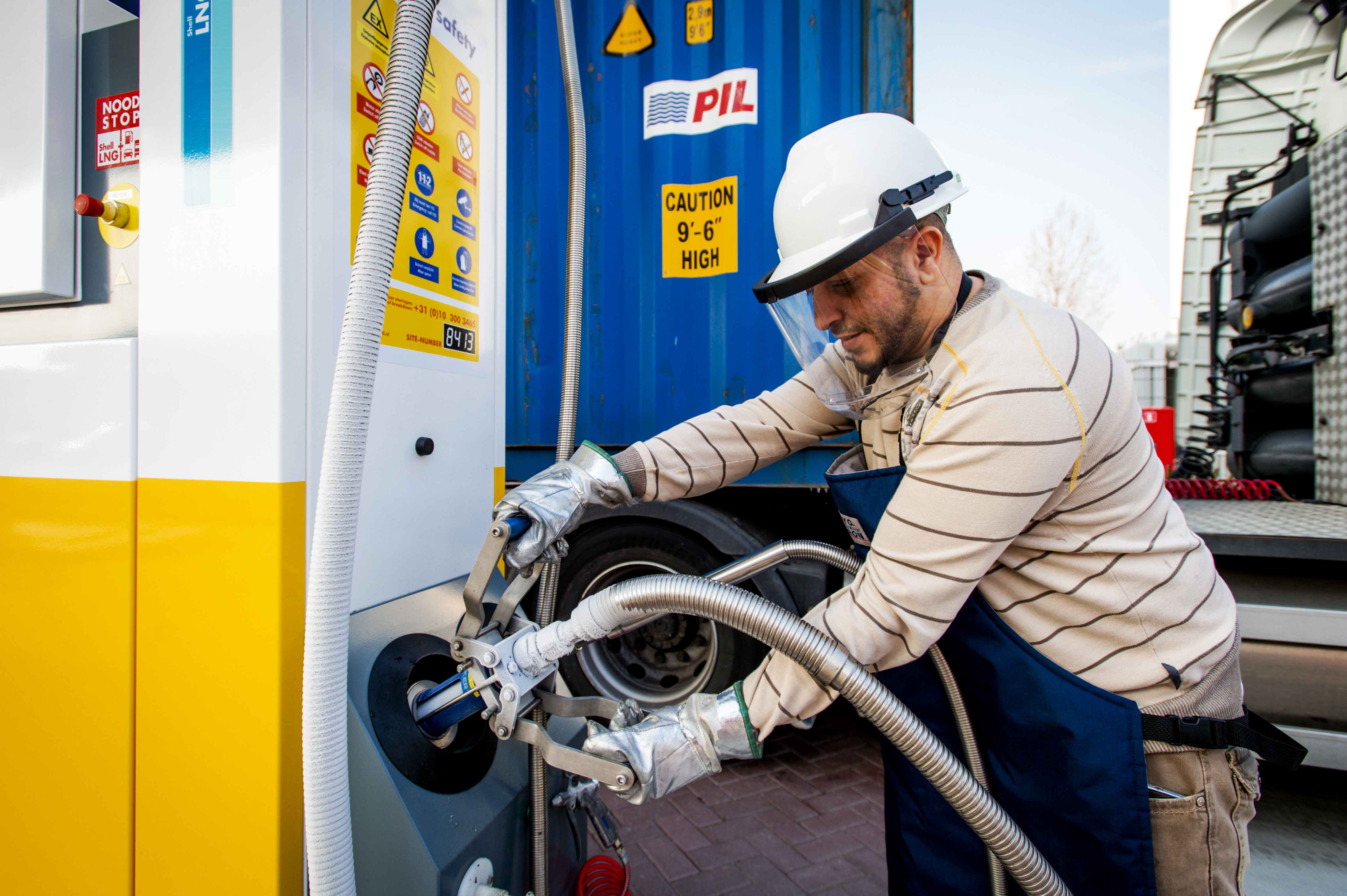 2015-03-19 16:00:31 ROTTERDAM - Shell heeft in Rotterdam Waalhaven het eerste LNG-tankstation (Liquefied Natural Gas) voor vrachtwagens in Europa geopend. Het station ligt nabij de A15, die een belangrijke route vormt voor vrachtwagens richting België, Frankrijk en het Duitse Ruhrgebied. ANP ROBIN VAN LONKHUIJSEN
