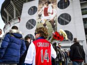 2016-03-26 14:52:02 AMSTERDAM - Belangstellenden verzamelen voor de Arena voor het tekenen van het condoleanceregister voor Johan Cruijff langs het veld in de Amsterdam ArenA. ANP REMKO DE WAAL