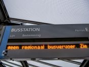 2018-01-04 09:14:28 HEINENOORD - Een informatiebord op een leeg busstation. In het hele land rijden geen of minder streekbussen en regionale treinen als gevolg van een staking. ANP ROBIN UTRECHT