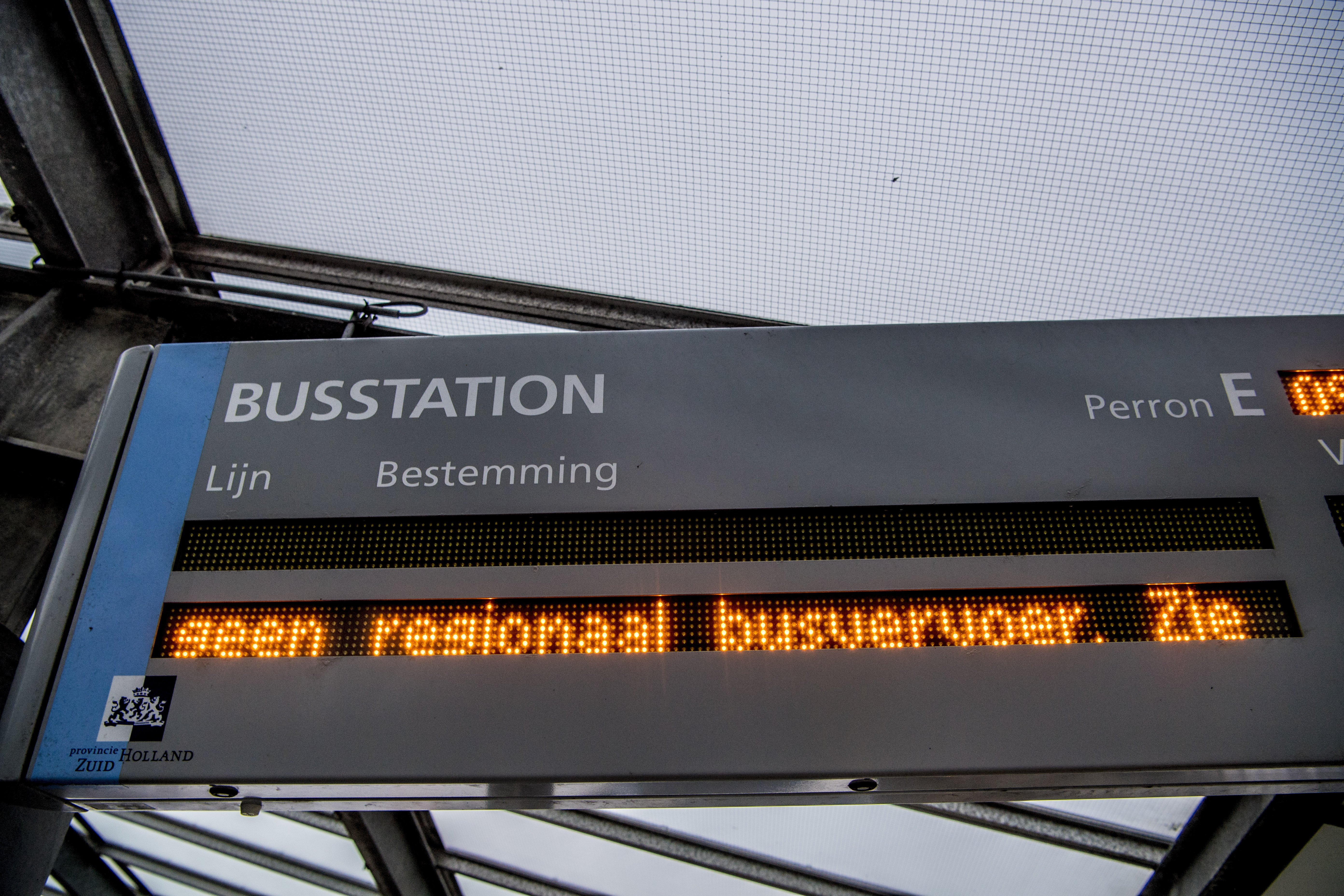 2018-01-04 09:14:28 HEINENOORD - Een informatiebord op een leeg busstation. In het hele land rijden geen of minder streekbussen en regionale treinen als gevolg van een staking. ANP ROBIN UTRECHT
