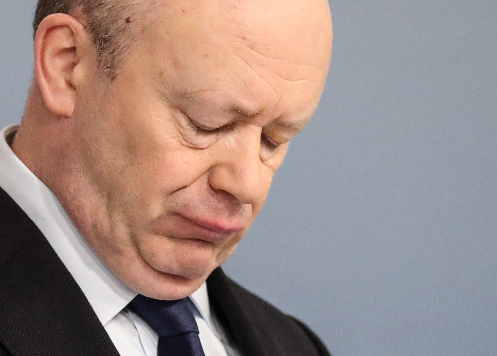 2018-02-02 11:01:45 epa06491435 John Cryan, Chief Executive Officer of Deutsche Bank, reacts during the Annual Media Conference of Deutsche Bank in Frankfurt Main, Germany, 02 February 2018. EPA/ARMANDO BABANI