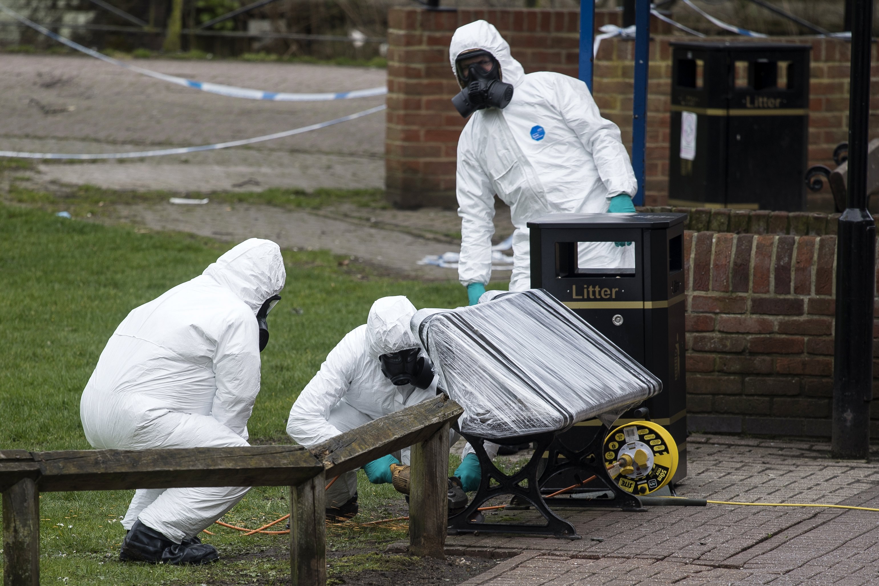 2018-03-23 14:57:29 epa06623861 Army officers remove the bench, where Sergei Skripal and his daughter were found, in Salisbury, Wiltshire, Britain, 23 March 2018. Former Russian spy Sergei Skripal, who lived in Salisbury and his daughter Yulia were found suffering from extreme exposure to a rare nerve agent in Salisbury on 04 March 2018. Skripal and his daughter Yulia remain in a 'very serious' condition. EPA/WILL OLIVER