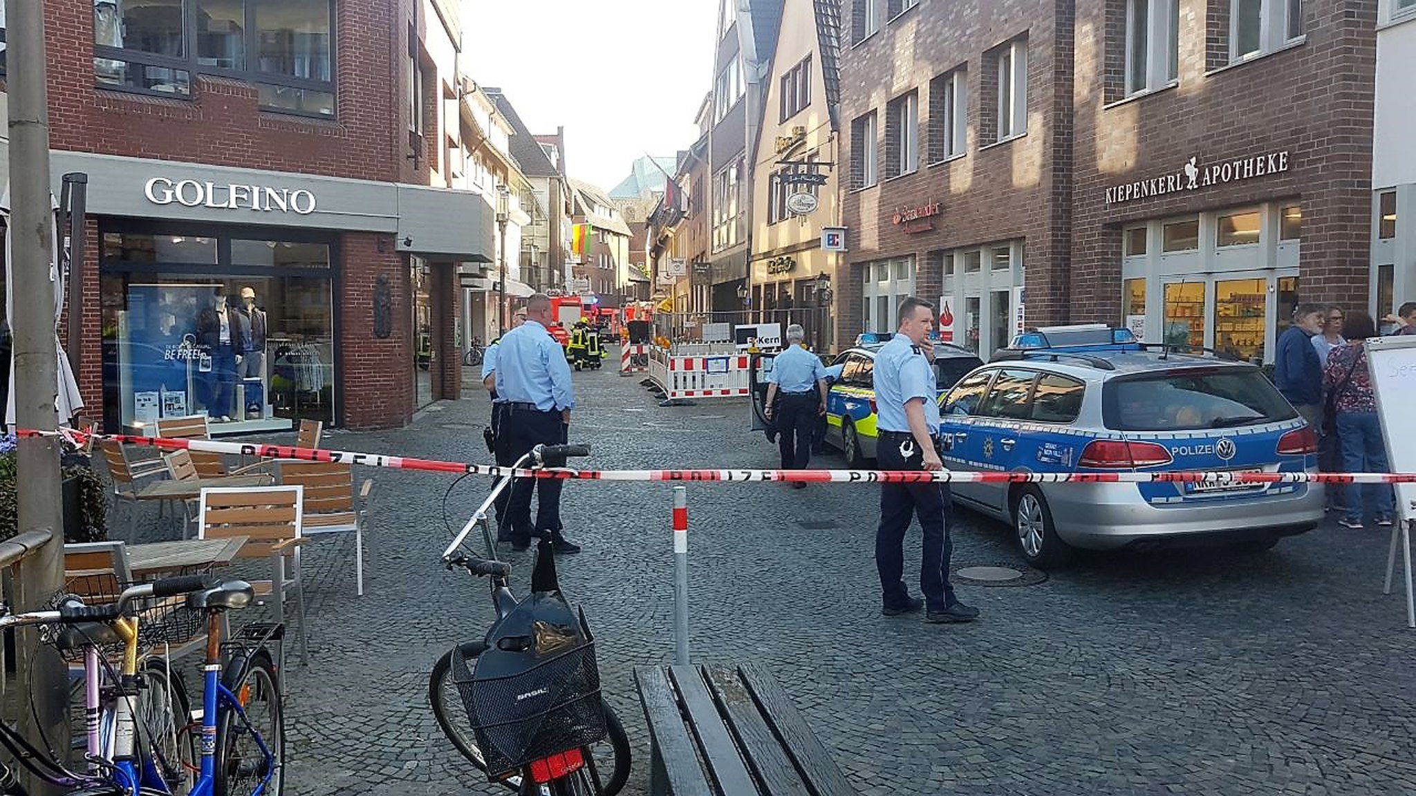 2018-04-07 17:15:08 epa06652587 Policemen stand at a barricade to the inner city of Muenster, Germany, 07 April 2018. According to the police, a man in Muenster drove into a crowd and then killed himself. In the incident, several people were injured and killed. EPA/NORD-WEST MEDIA