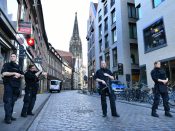 2018-04-07 18:14:25 MUNSTER - Agenten houden toezicht in het oude centrum van Munster. Een bestelbus is daar ingereden op een vol terras dat hoorde bij de Grosser Kiepenkerl, een beroemd restaurant in de Duitse stad. ANP ERIC BRINKHORST