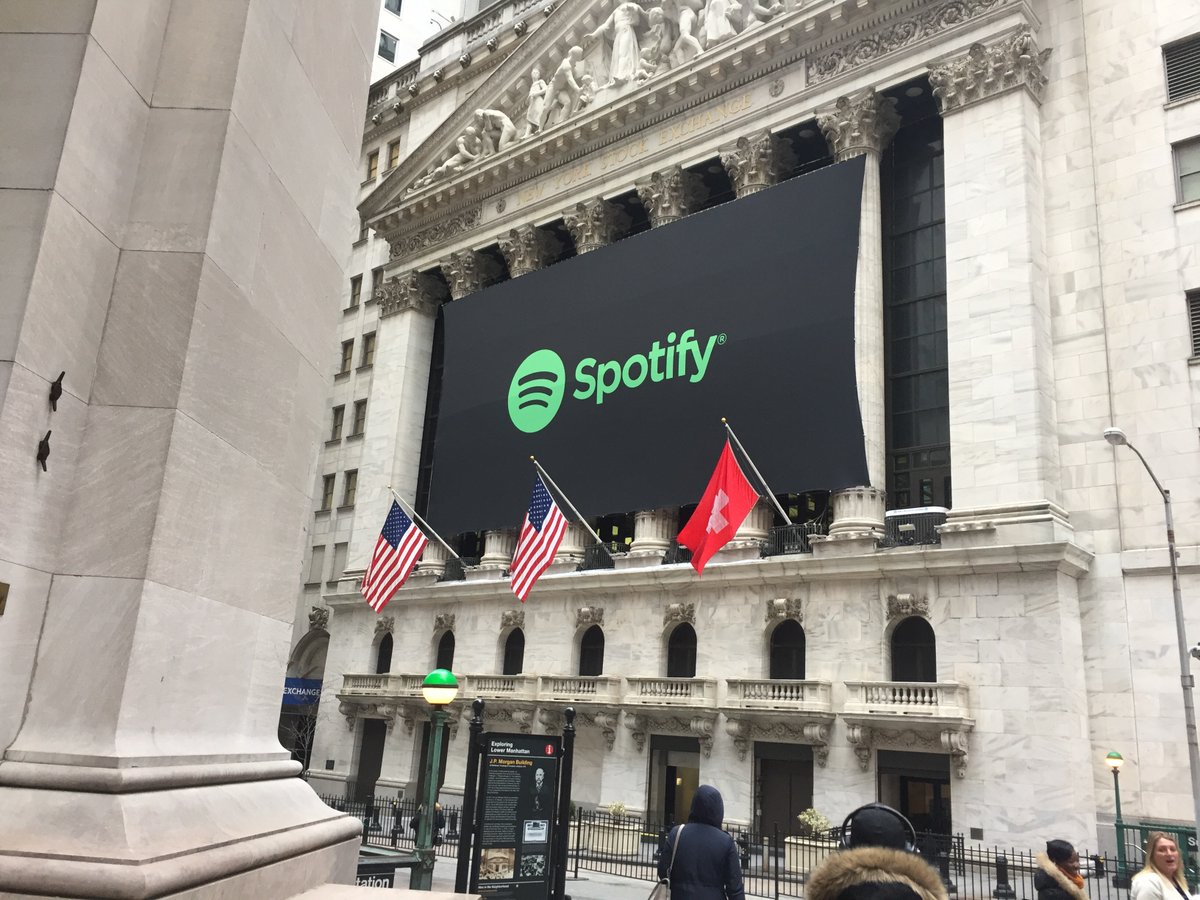 De Zwitserse vlag bij de NYSE voorafgaand aan Spotify's beursgang. Foto: Sven Carlsson (@svenaxel_)