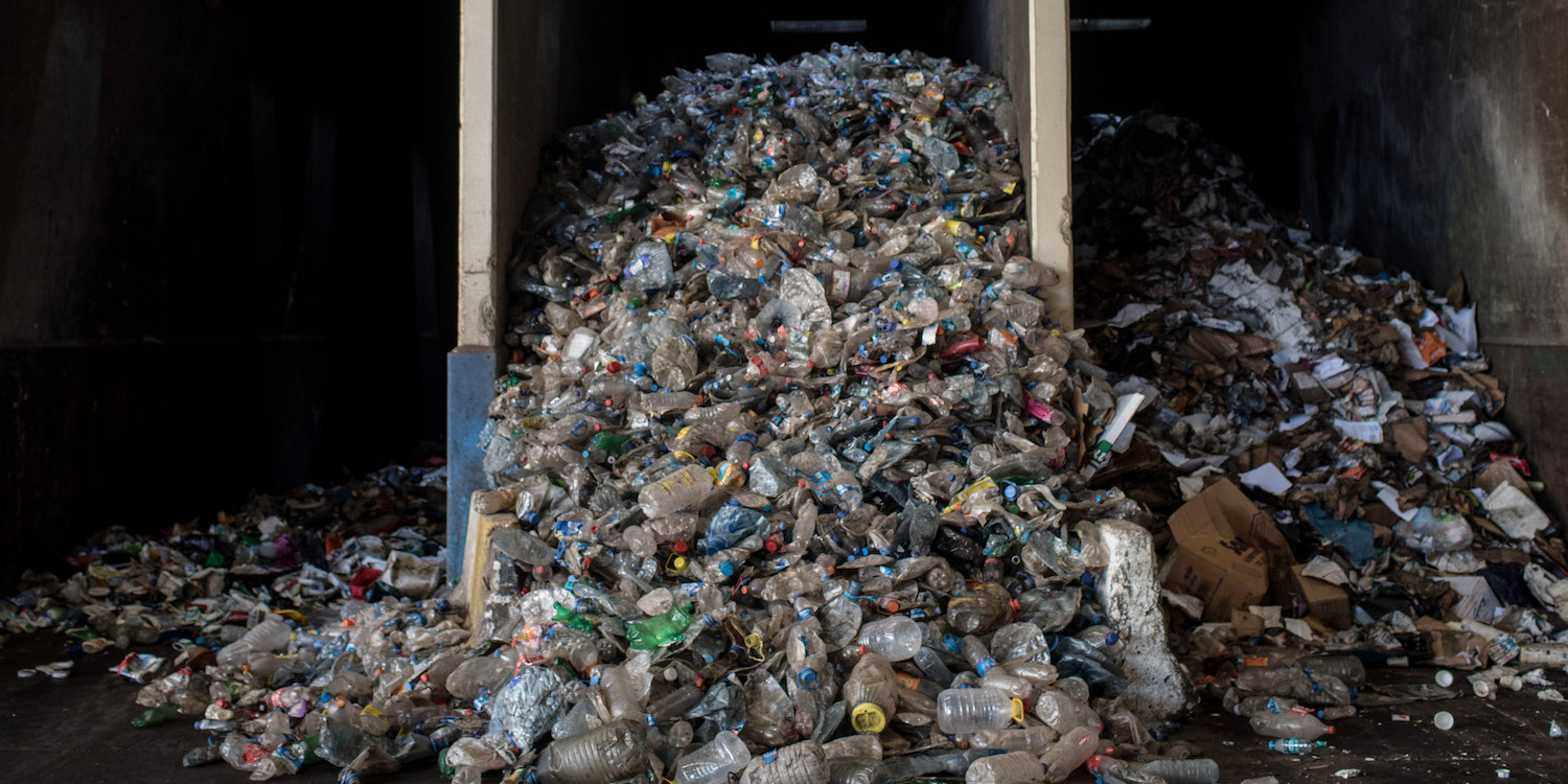 Een berg plastic flessen in Istanbul. Foto: Chris McGrath/Getty