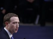 Facebook-CEO Mark Zuckerberg staat de Amerikaanse Senaatscommissie te woord over nepnieuws en Cambridge Analytica. Foto: EPA