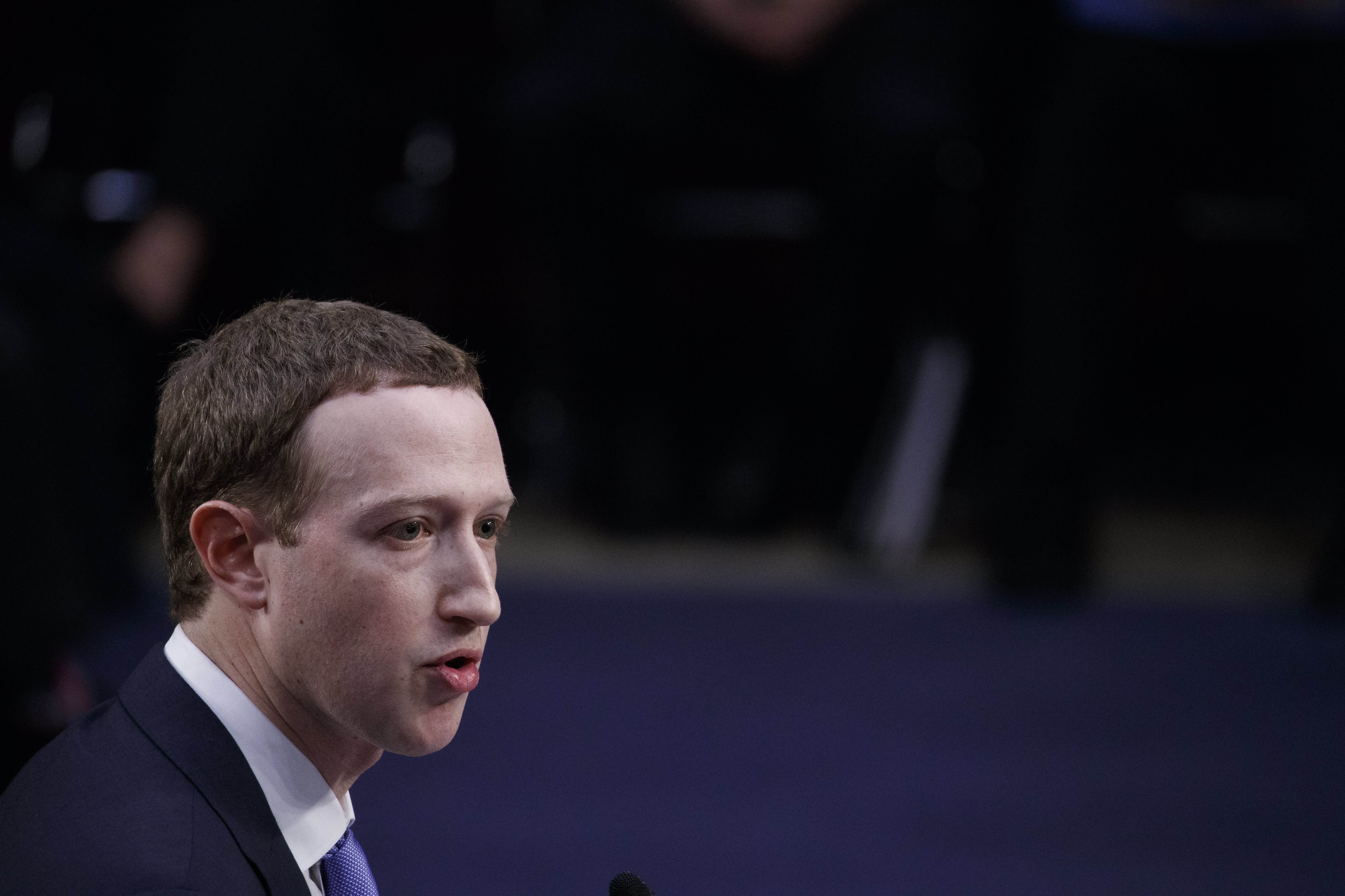 Facebook-CEO Mark Zuckerberg staat de Amerikaanse Senaatscommissie te woord over nepnieuws en Cambridge Analytica. Foto: EPA