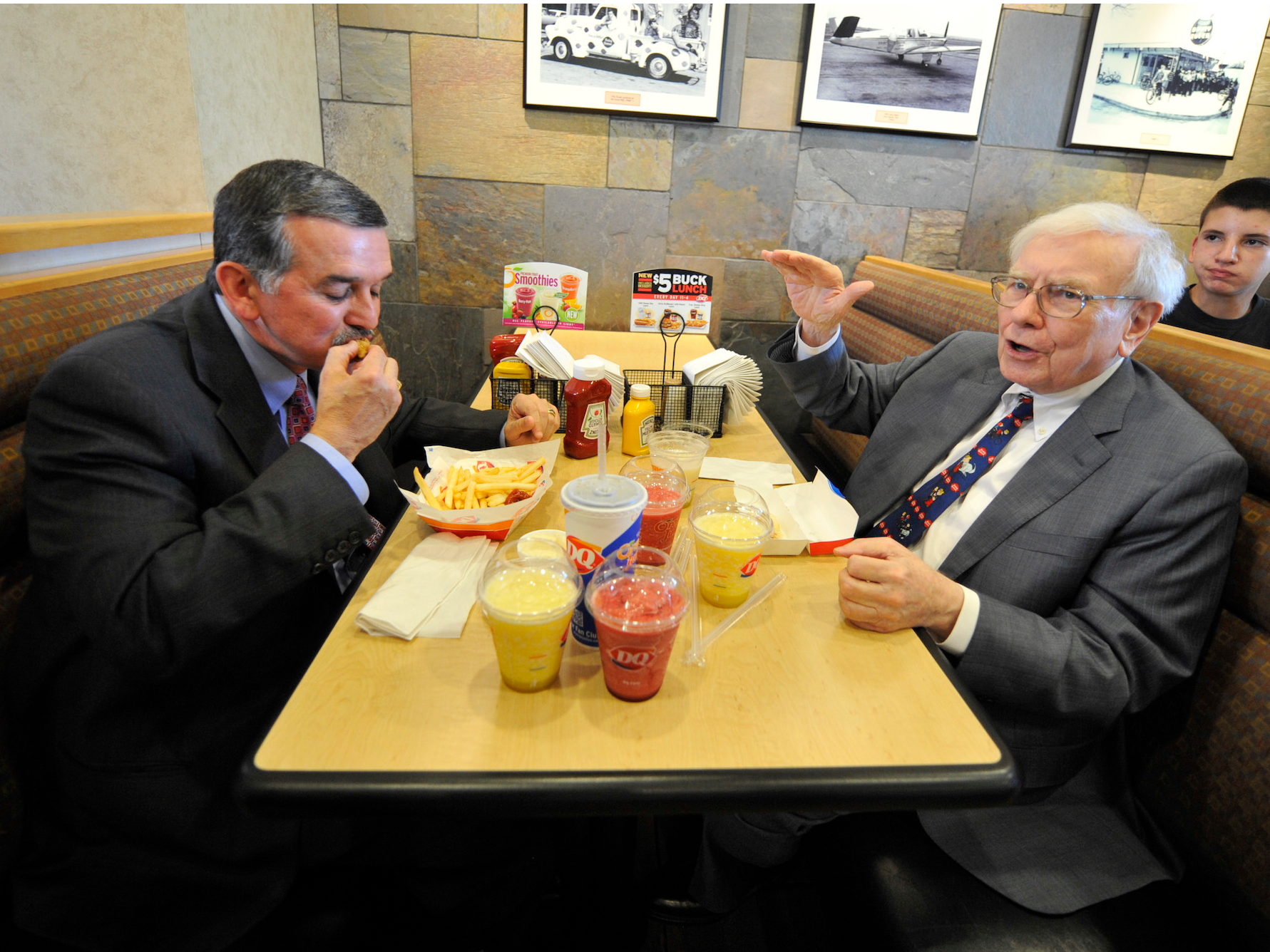 Warren Buffett (rechts) eet samen met Dairy Queen CEO John Gainor in Omaha, Nebraska. Foot: Dave Weaver/AP