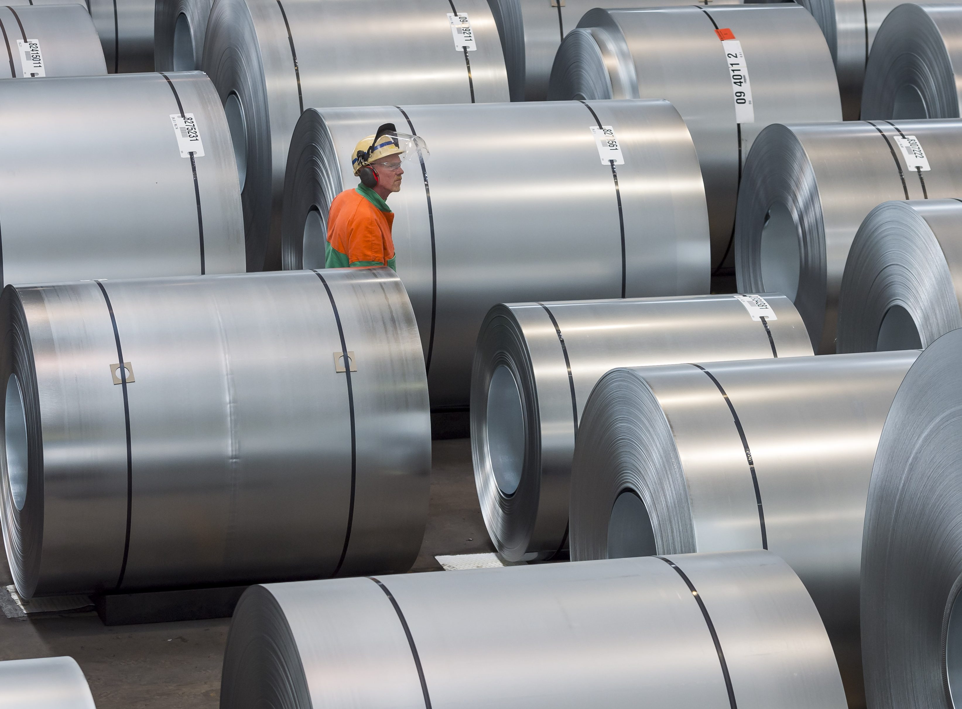 Rollen staal bij Tata Steel in Velsen.