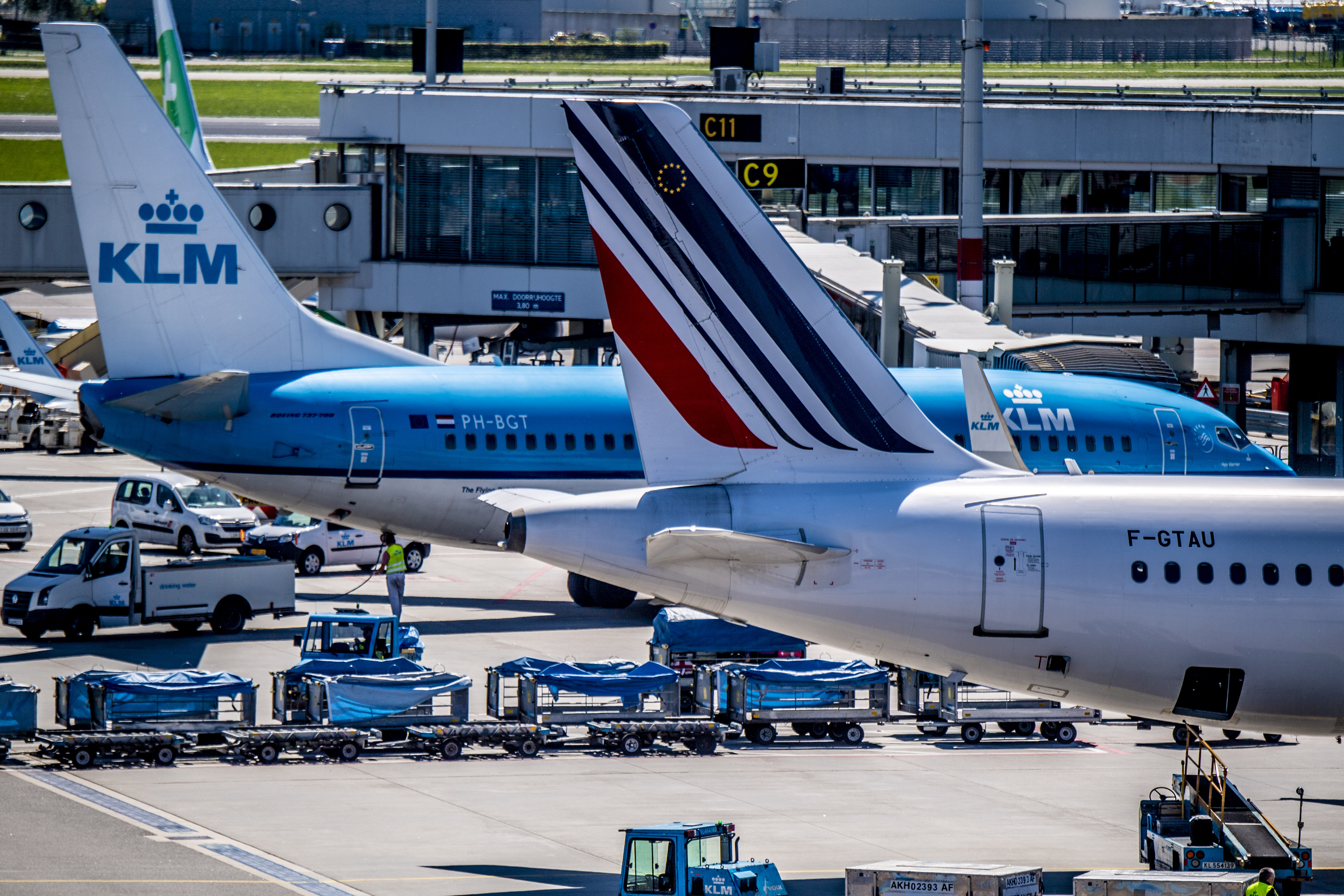Vliegtuigen van Air France en KLM op luchthaven Schiphol.