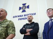 De Russische journalist Arkady Babtsjenko (midden) op de persconferentie waar zijn geënsceneerde dood bekend werd gemaakt, met links SBOe-commandant Joeri Loetsenko. Foto: EPA