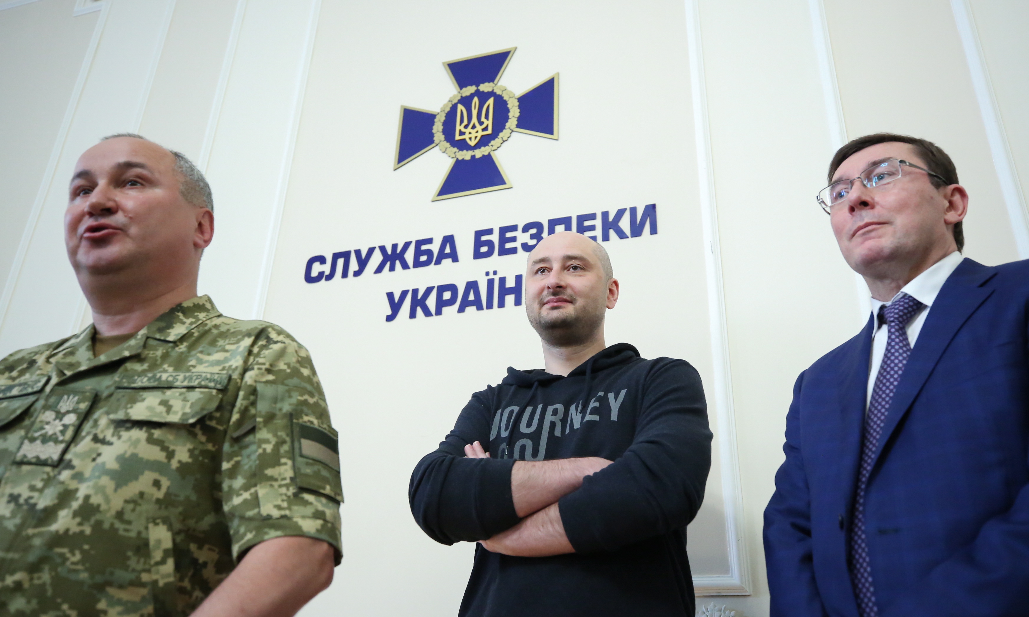 De Russische journalist Arkady Babtsjenko (midden) op de persconferentie waar zijn geënsceneerde dood bekend werd gemaakt, met links SBOe-commandant Joeri Loetsenko. Foto: EPA