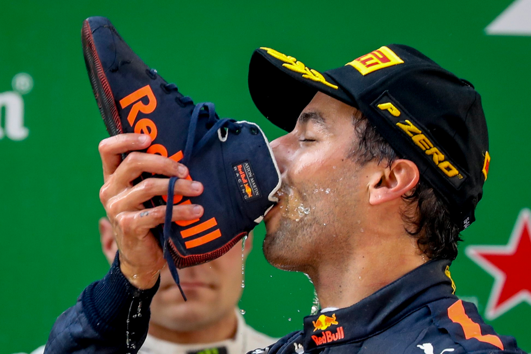 daniel ricciardo champagne drinken schoen overwinning formule 1 patent