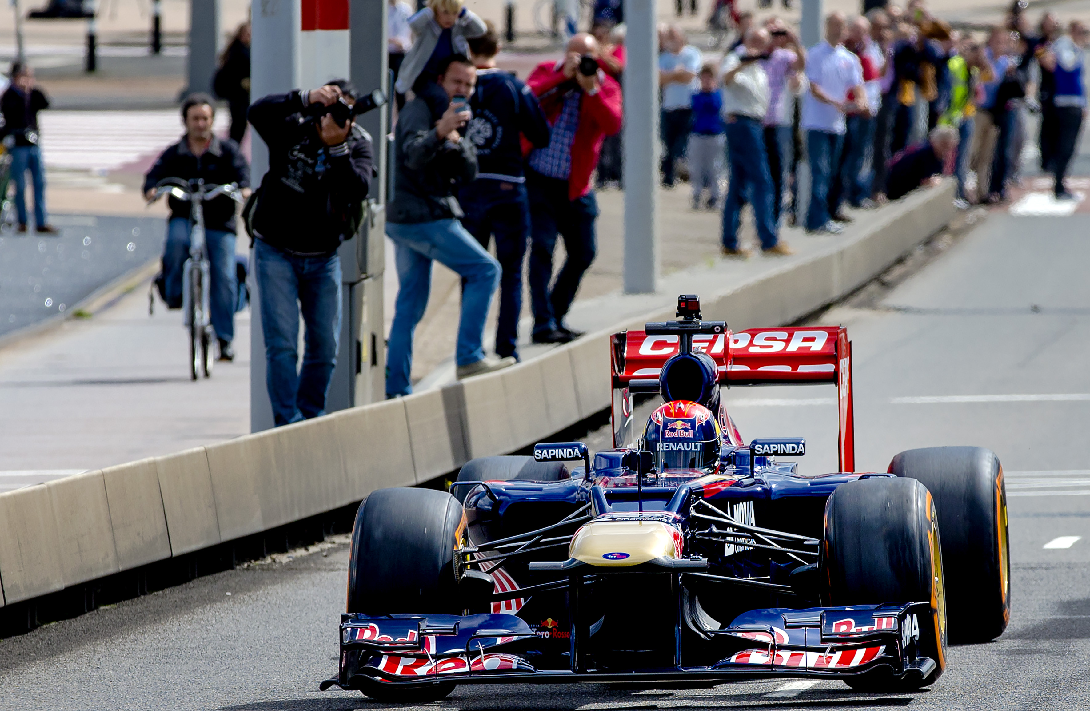 Max Verstappen rijdt in de Toro Rosso over de Erasmusbrug, daags voor het VKV City Racing-evenement in Rotterdam. Foto: ANP