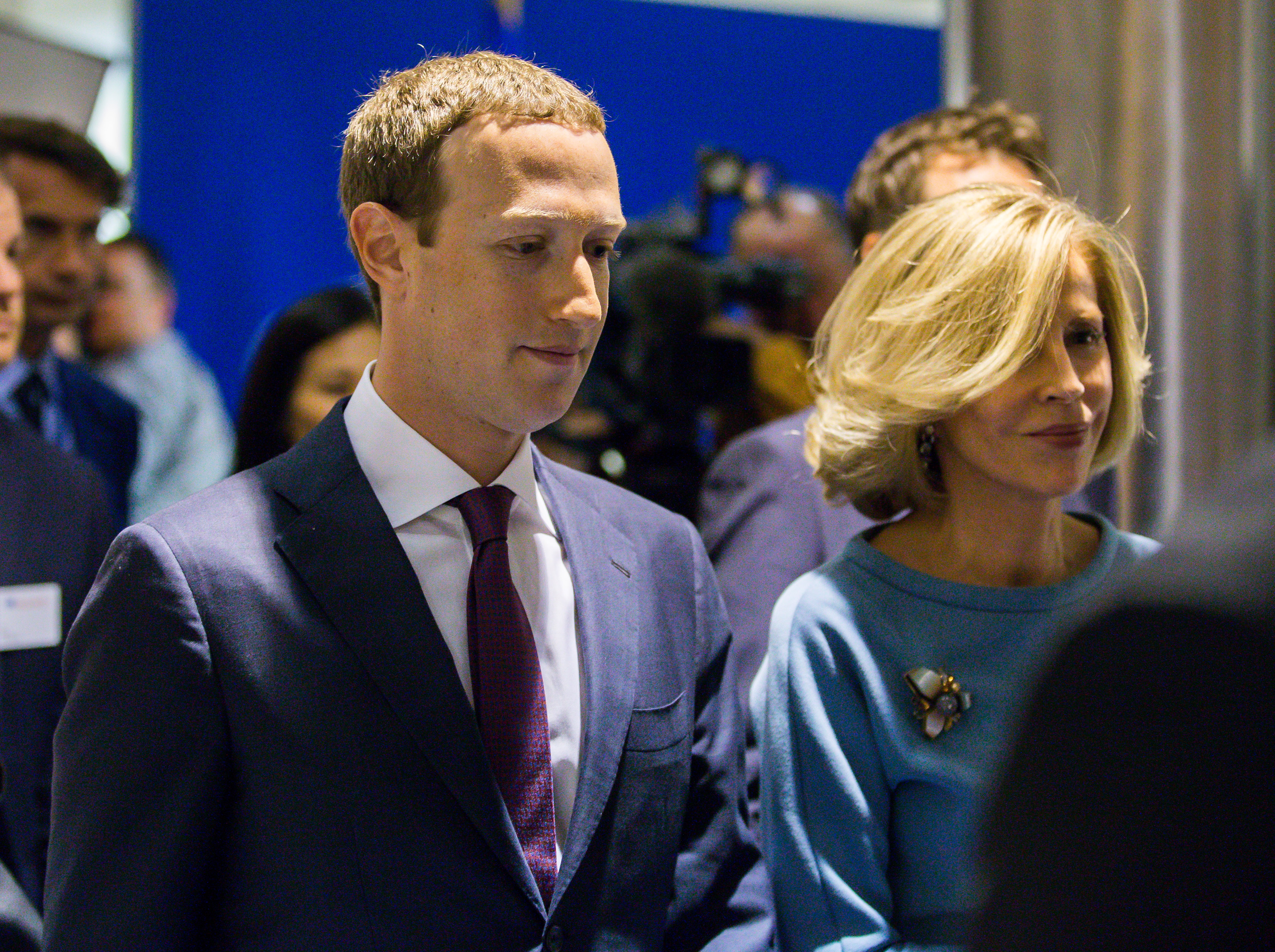 Mark Zuckerberg arriveert in het Europarlement voor zijn verhoor door Brusselse parlementariërs. Foto: EPA