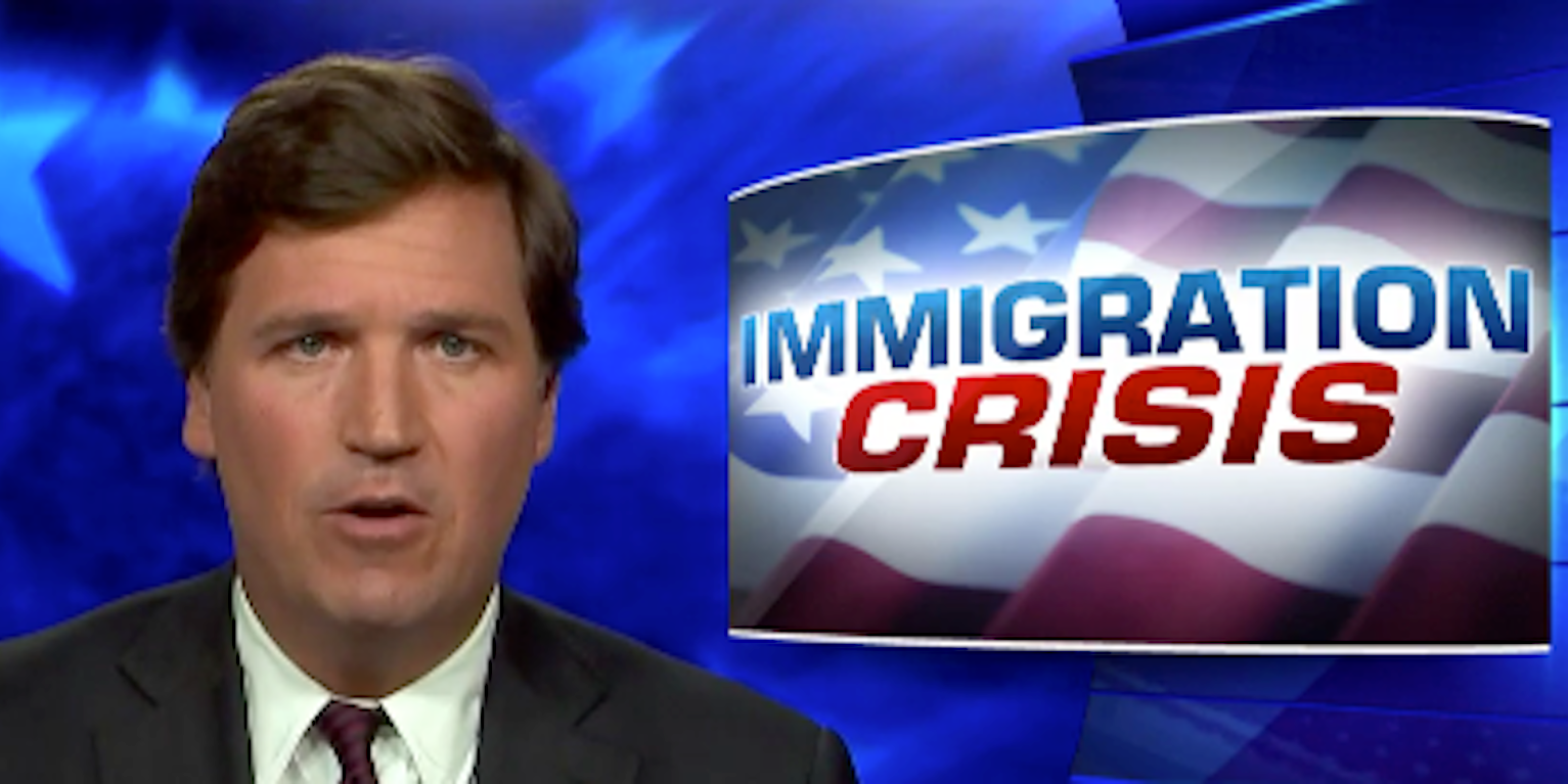 Tucker Carlson praat regelmatig op zijn show over de 'gevaren' van immigratie. Foto Fox News.