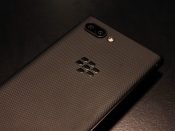 De achterzijde van de BlackBerry Key2 voelt prettig ruig aan en biedt veel grip. Foto: Avery Hartmans/Business Insider