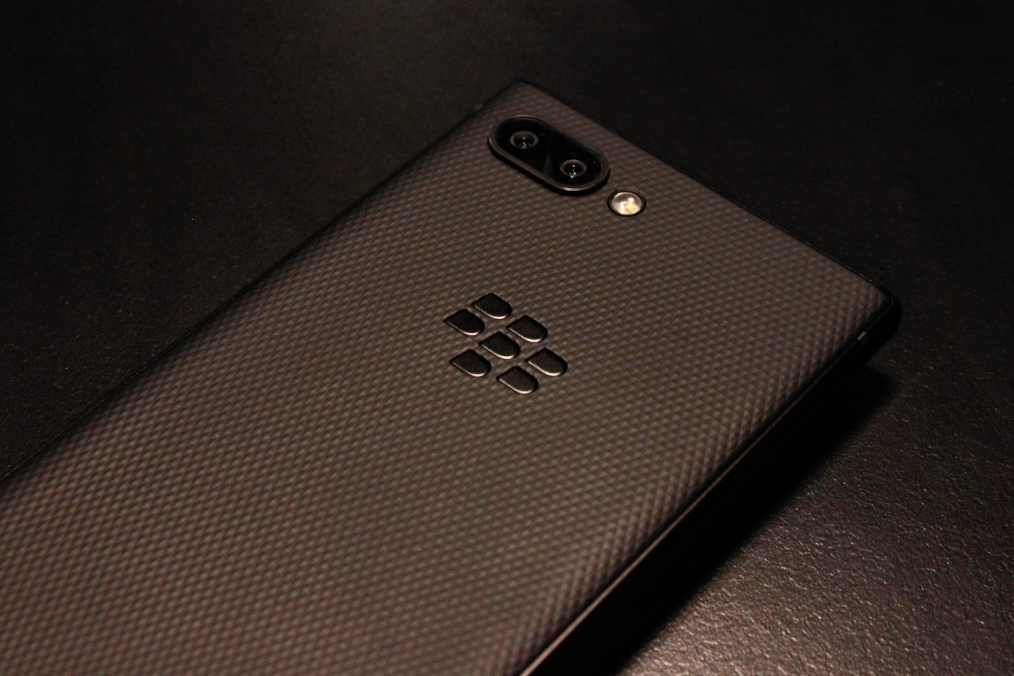 De achterzijde van de BlackBerry Key2 voelt prettig ruig aan en biedt veel grip. Foto: Avery Hartmans/Business Insider