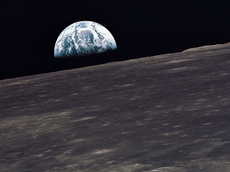 Deze graphic laat hoe groot de afstand tussen de aarde de maan is - en wat daartussen allemaal voor moois te zien valt