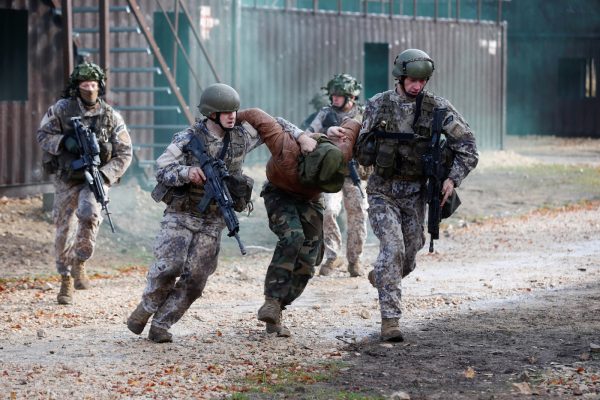 Een NAVO-oefening in 2017. Foto: REUTERS/Ints Kalnins Een NAVO-oefening in 2017. Foto: REUTERS/Ints Kalnins
