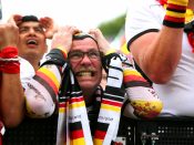 Een Duitse fan volgt gespannen de laatste minuten van de wedstrijd tegen Zuid-Korea in Berlijn. Foto: EPA