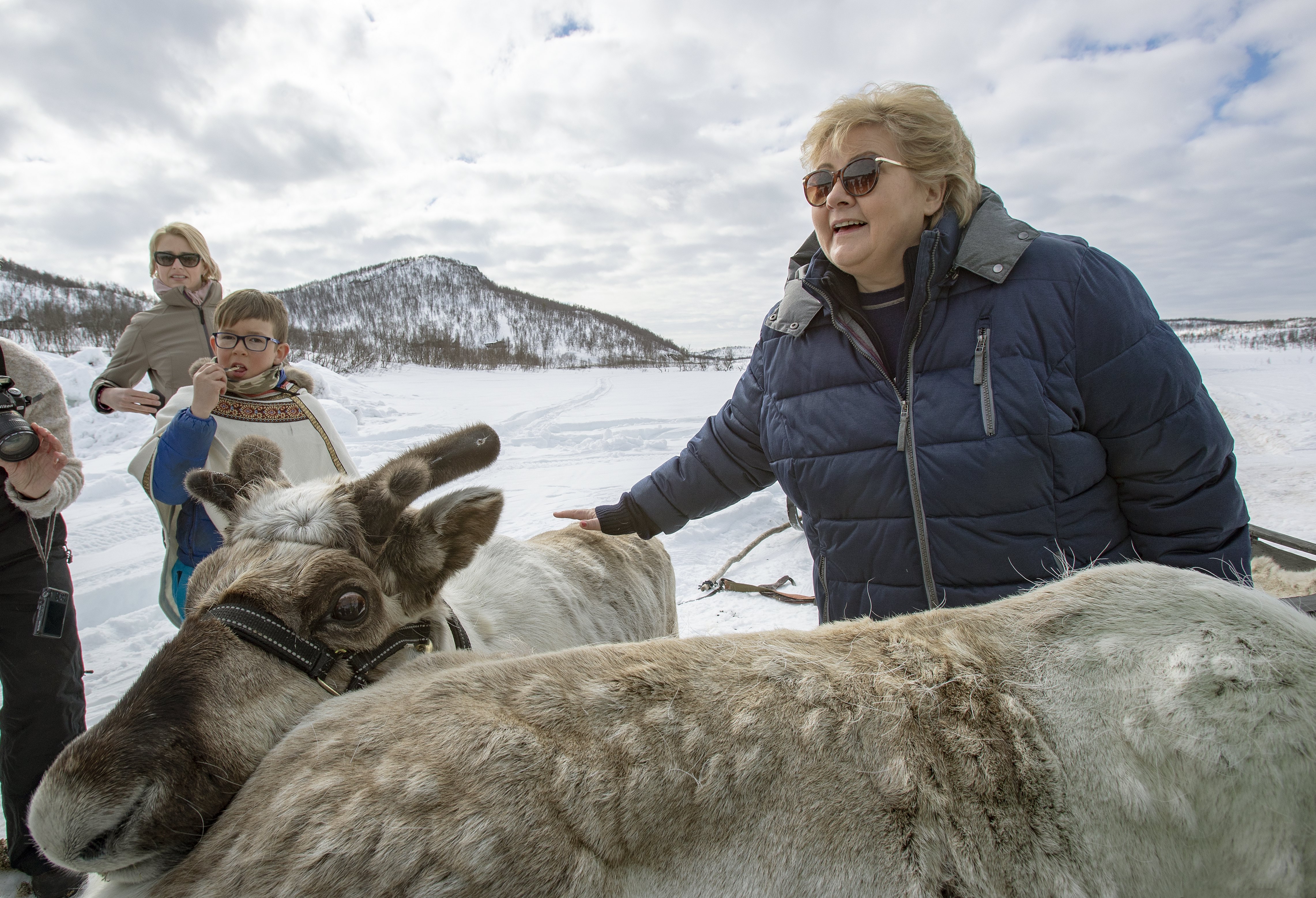 Premier van Noorwegen Erna Solberg bezoek een rendierboederij in Alta, het noorden van Noorwegen. Foto: EPA