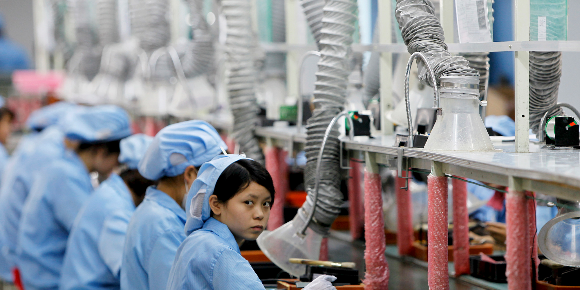 Сколько рабочих в китае. Китайская фабрика. Фабрика в Китае. Китайская промышленность. Завод в Китае.