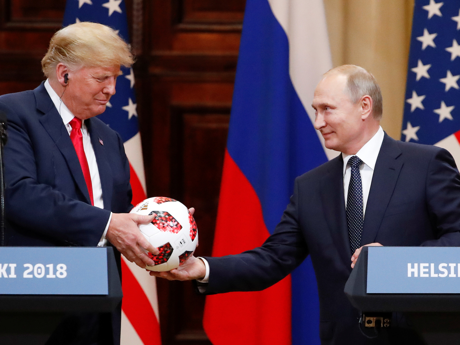De Russische president Vladimir Poetin overhandigt zijn Amerikaanse tegenhanger Donald Trump een voetbal bij hun gezamenlijke persconferentie in Helsinki, 16 juli 2017.
Foto: Grigory Dukor/Reuters