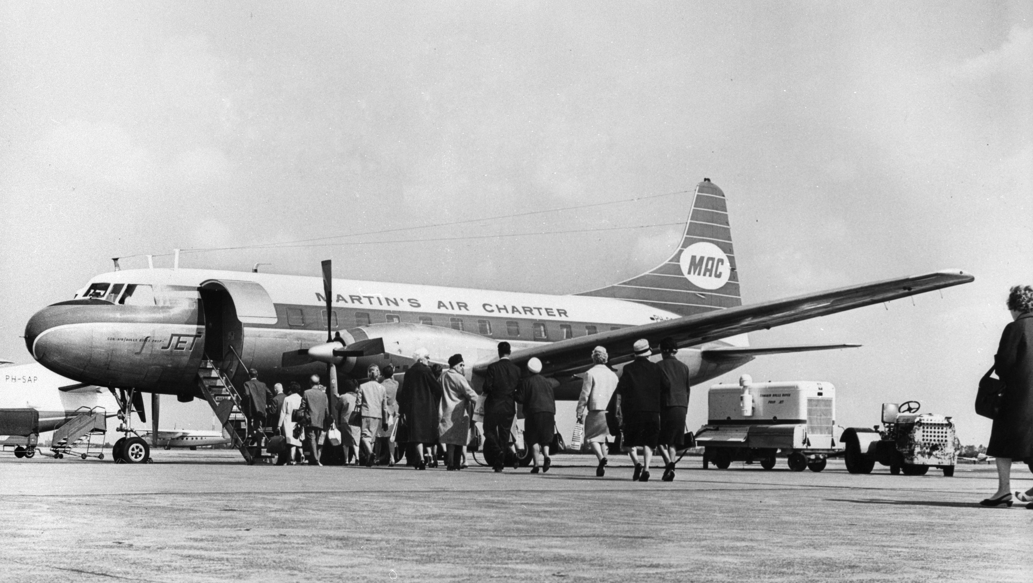 Een Convair van Martin's Air Charter op de luchthaven van Kathmandu in 1964. Foto: ANP