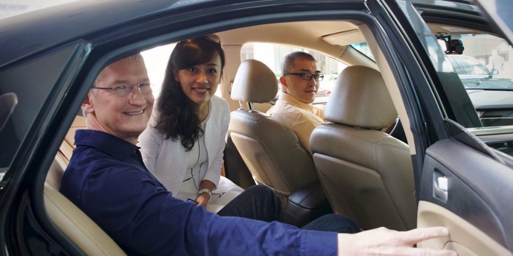 Apple-CEO Tim Cook neemt plaats in een auto samen met Didi Chuxing-oprichter Jean Liu. Foto: Apple