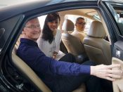 Apple-CEO Tim Cook neemt plaats in een auto samen met Didi Chuxing-oprichter Jean Liu. Foto: Apple