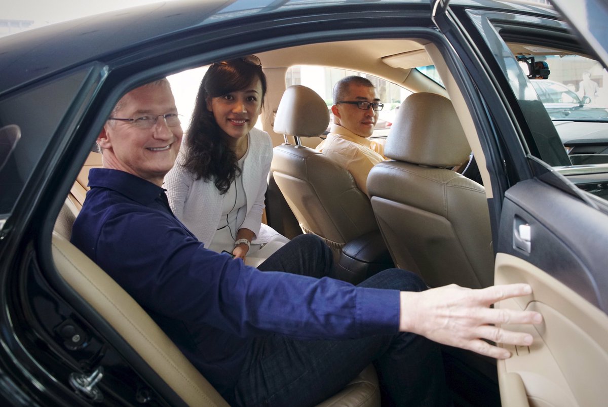 Apple-CEO Tim Cook neemt plaats in een auto samen met Didi Chuxing-oprichter Jean Liu. Foto: Apple