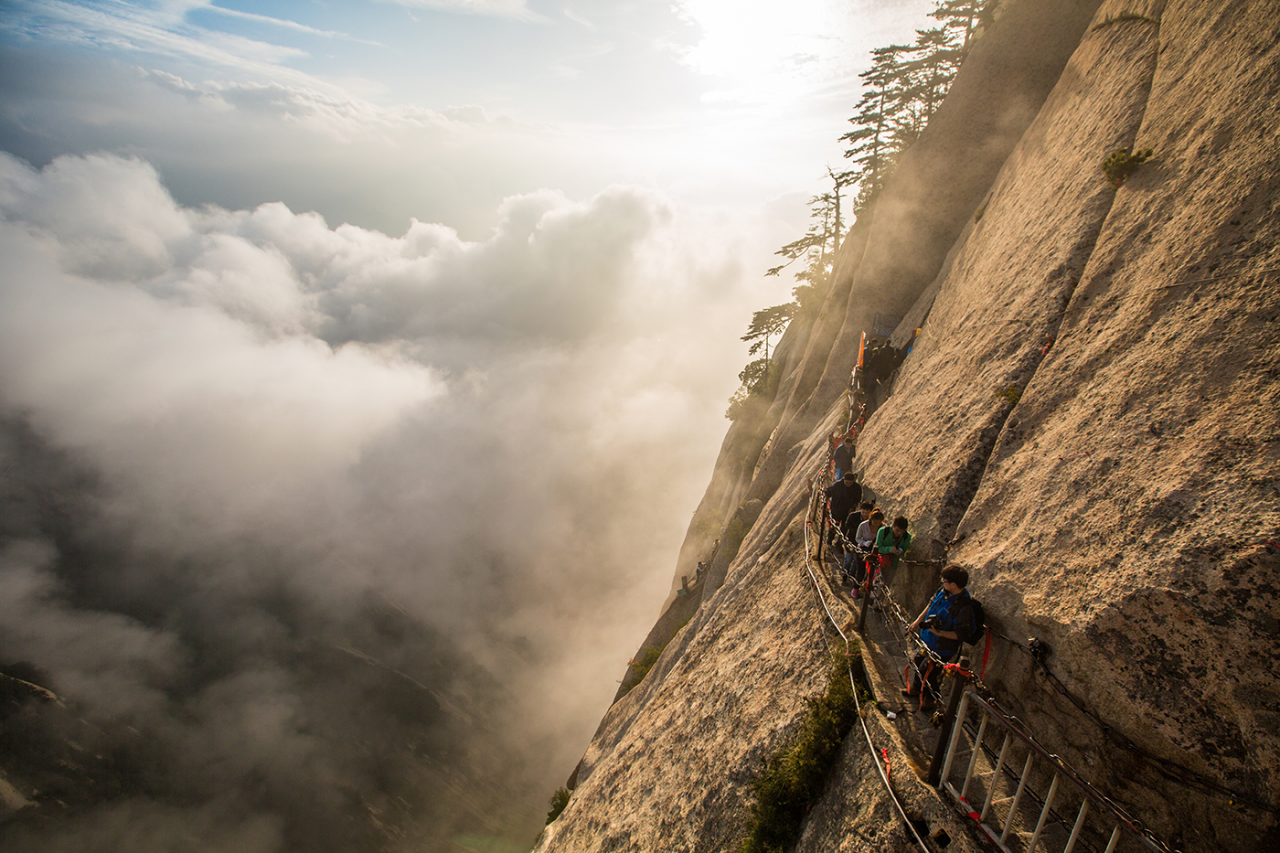 Дух места фото. Горная тропа Хуашань. Гора Хуашань (Hua Shan), Китай. Гора Хуаншань тропа смерти. Гора Хуашань тропа смерти.